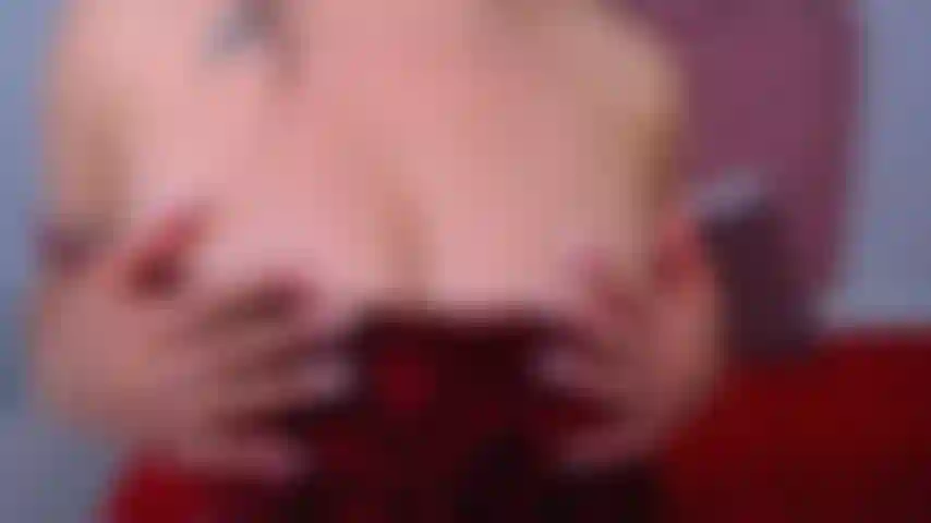 Il suo corpo esisteva solo dove lui la toccava, del resto era fumo. ..