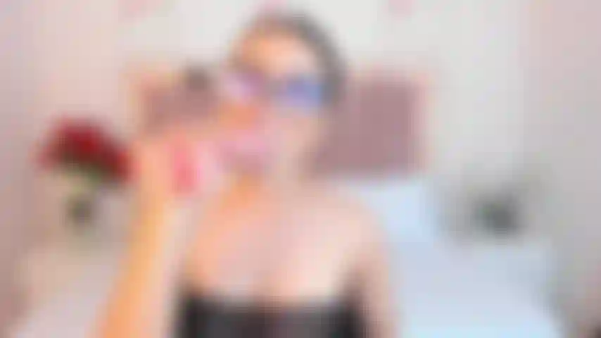 Gioco con il tuo cazzo sulle mie tette e nella mia bocca.