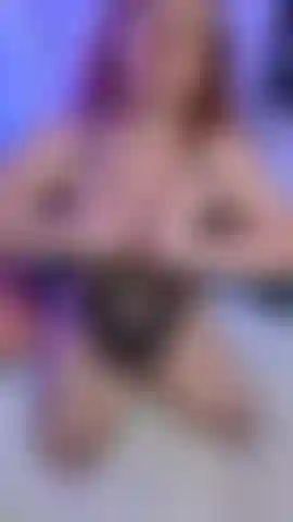 Sto per andare in vacanza e voglio un'ultima scopata prima di partire! Sei così bravo a far sgocciolare la mia figa bagnata che puoi persino sentirlo nel video in più punti. Spero che ti piaccia ficcarla tutta dentro.