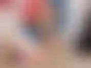 Un dildo con le nocche d'ottone scopa davanti alla mia arte dipinta a mano.