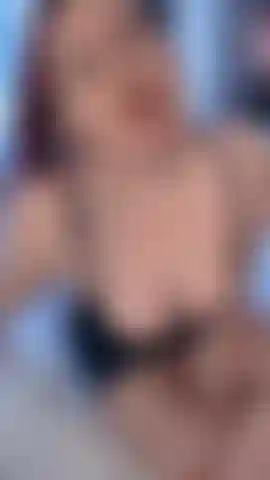 Il mio piccolo vestitino blu mi sta così perfetto che tutto quello che devo fare è mettermi in mostra, e so che verrai così forte solo guardandomi mentre ti provoco con il mio corpo morbido e formoso!