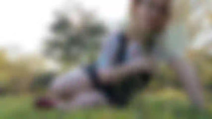 Mi sditalino il culo sul molo del mio ragazzo. Gli avrei scopato il cazzo, ma lui stava lavorando, quindi ha potuto guardare fuori dalla finestra mentre io invece scopavo te! Le mie dita si sentono così bene nel mio culo in questo video.