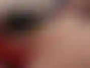 Un grosso giocattolo rosso in un buchetto strettissimo. Guarda questa simpatica coccinella prenderla in profondità e allungarla da vicino!