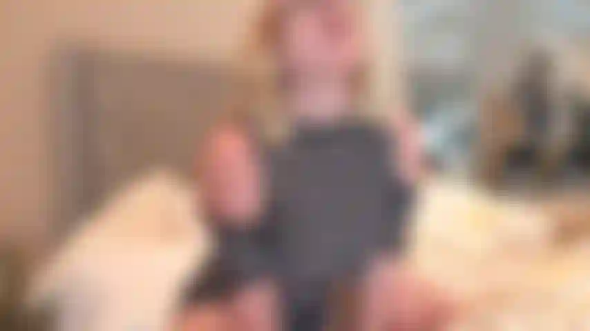 Questa volta tocca a me usarti. Siediti rilassati e fai esattamente come ti dico di fare. Voglio che tu strofini il tuo cazzo per me dalla base alla punta più e più volte lentamente all'inizio e poi più forte più velocemente u.