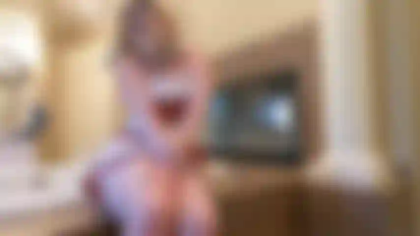 Oggi ero così bagnata che era una sensazione dolorosa e palpitante che premeva su tutto il mio corpo. I pensieri di bagnato, il calore delle mie dita che si sono immerse prima oggi mi hanno fatto desiderare di più. Ho bisogno di te! Le tue dita.