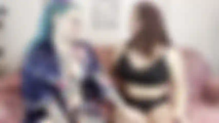 Fecondo una coppia lesbica (con dildo eiaculante). La mia ragazza ed io chiediamo un favore che richiede di riempire di sperma entrambe le nostre fighe.