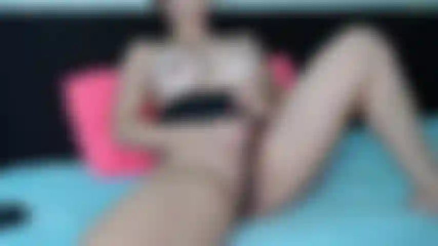 Masturbazione + dito nella figa + figa bagnata.