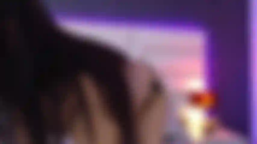 Gemo e mi strofino la figa bagnata nuda.