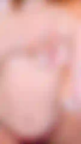 Le mie tette piccole diventano dure quando vengono massaggiate con il ghiaccio.