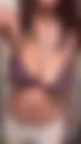 Le mie tette entrano a malapena nel reggiseno.