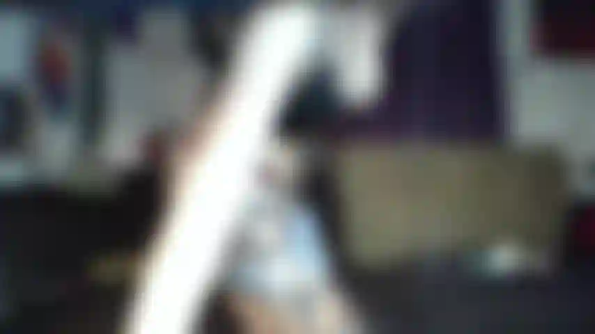 Guardami mentre scuoto il mio culetto.