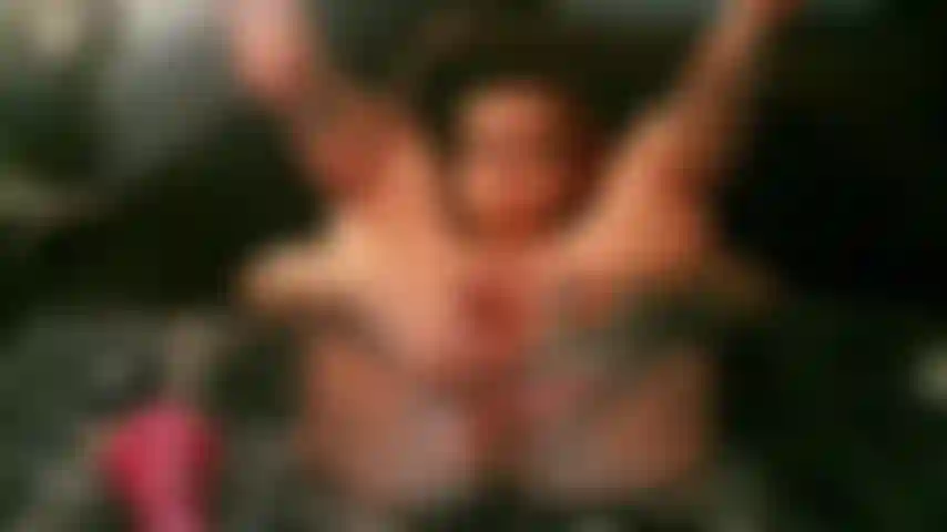 Milf spalanca la sua piccola figa per te.