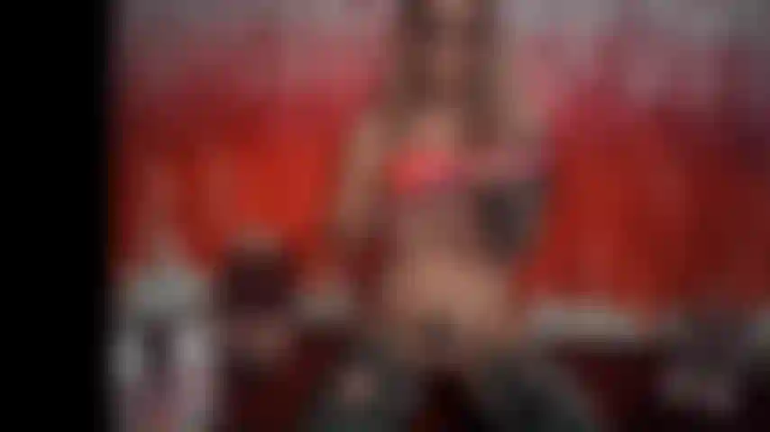 La milf prende un grosso dildo rosa e lo cavalca.