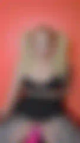 Una milfwife che prende un enorme dildo rosa.