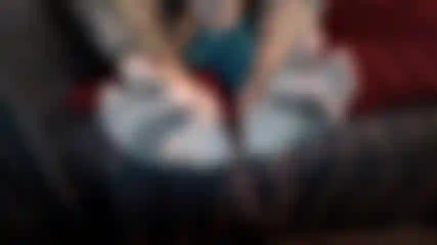 Cera calda sui miei piedini sporchi.