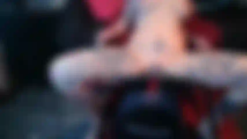 Guardami cavalcare questo grande giocattolo rosa.