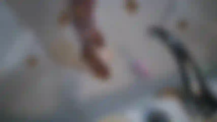 Faccio scoppiare palloncini nei miei tacchi a punta aperta, parte 1.