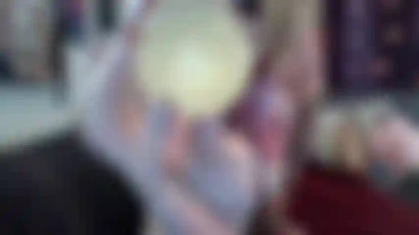 Video di uova / palline di gelitin di medie dimensioni, inserimento e spinta fuori.