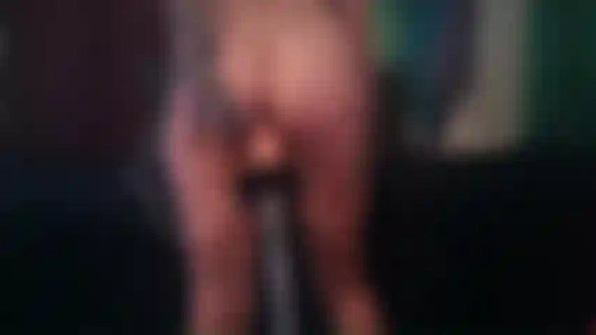 La moglie milf riempie la figa con un vibratore che spara sperma.