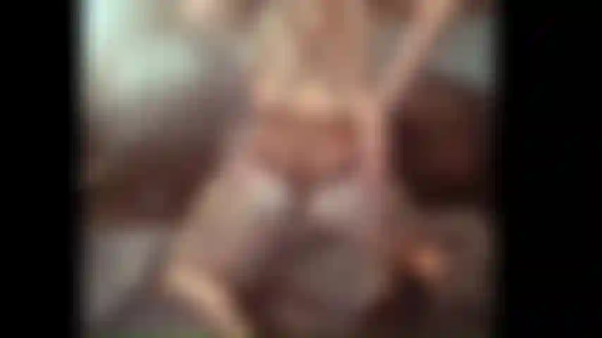 Milf prende un giocattolo bbc, succhia e scopa.