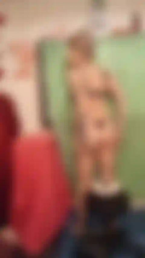 La torta è seduta con la vista di tutto il corpo.