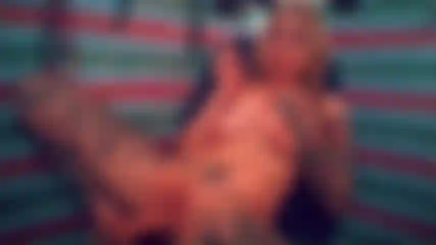 Fumo mentre vengo scopata a fondo.