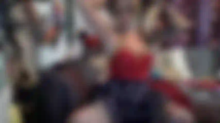 Wonder woman si spoglia.