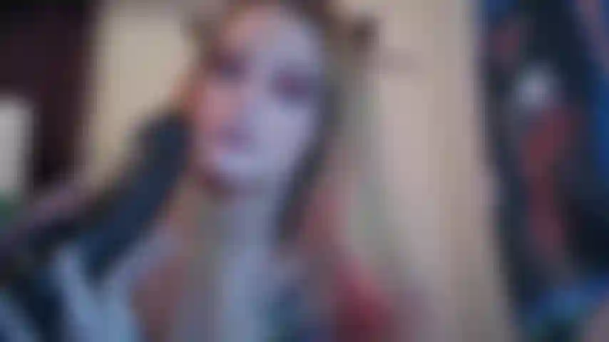 Breve pompino con un grosso cazzo nero su un giocattolo.