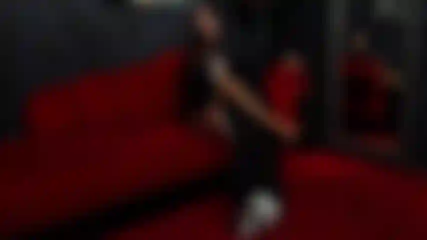 Dimentica tutto il resto per un momento. La tua attenzione appartiene qui, con me. Guarda, ascolta, obbedisci… e lasciati andare alla sensazione di darmi esattamente ciò che voglio.