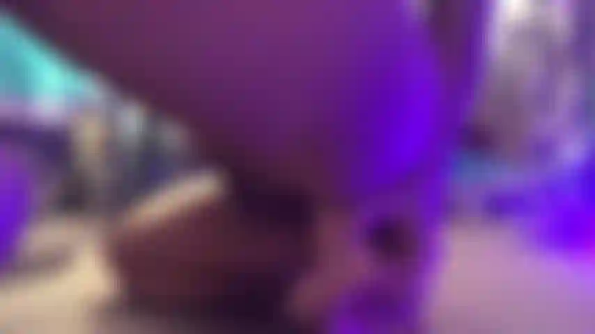 Prendendo tutte quelle palle di cazzo nel profondo del mio culo.