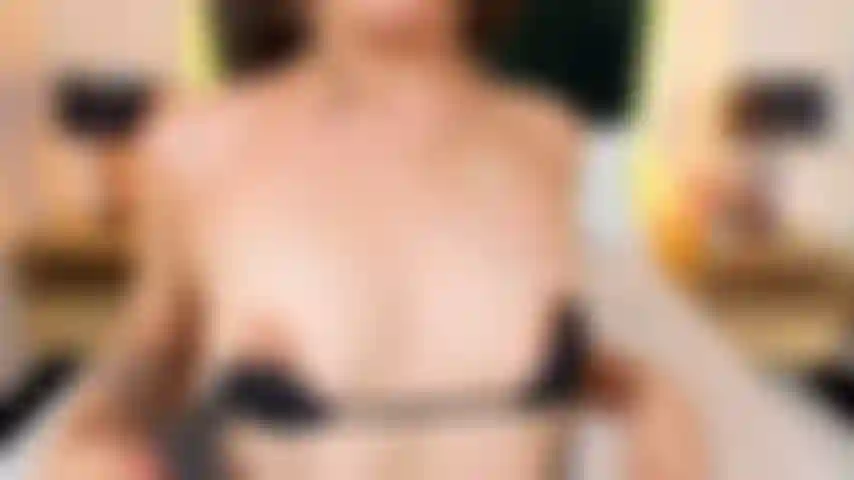 Ti mostro quanto posso essere sexy, guarda queste tette che hanno bisogno della tua attenzione.