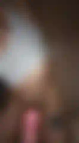 Siamo a casa solo tu ed io, ti dico quanto sembra delizioso il tuo cazzo, lo lecco e ci cavalco sopra con la mia figa stretta e il tuo cazzo dentro di me si sente delizioso.