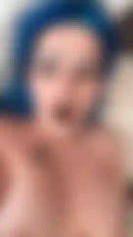 Goth sporca che parla mentre si scopa con un dildo implorando il tuo sperma.