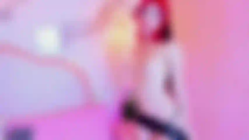 Schizzo forte e succhio i piedi con le calze.