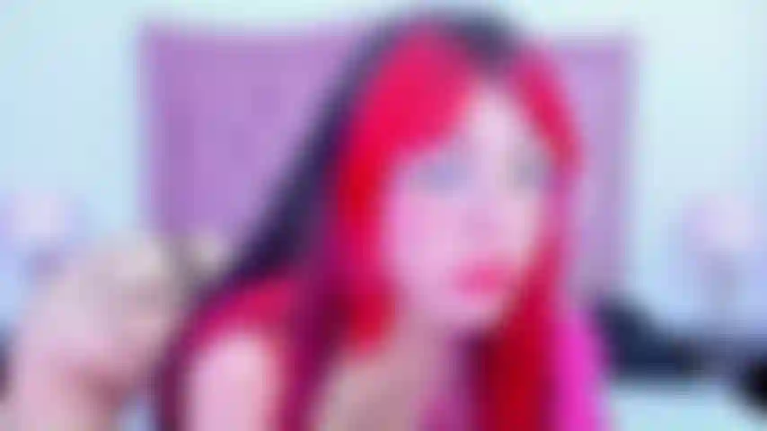 Faccio un pompino, mi scopo questo cazzo, ho un sacco di saliva, mi scopo anche la figa stretta.