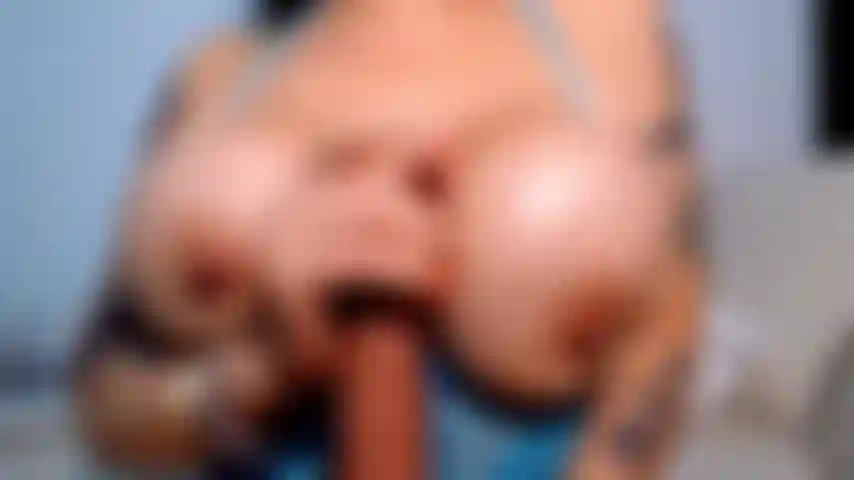 Edging joi. Pensi di riuscire a reggere 13 minuti interi sotto il mio controllo? Il controllo è completamente nelle mie mani… mi sono infilata la mia lingerie di pizzo azzurro preferita e mi sono oleata apposta per te. Mettiti comodo, tieni le mani a posto finché non te lo dico io, e lascia che ti guidi verso l'edge definitivo. Sblocca e non osare finire senza permesso… 💙.