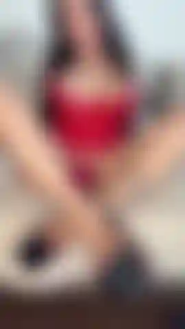 Lingerie sexy rossa trasparente con tacco a plateau vertiginoso, uno spettacolo! Gli amanti delle milf non possono perdersela....