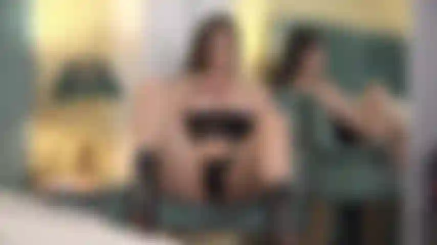 Vestita di lattice, che gioca con il mio gattino.