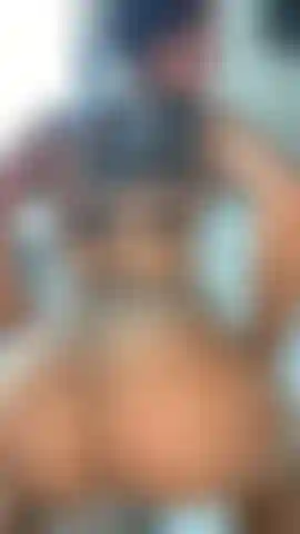 Mi strappo i collant e mi scopo.