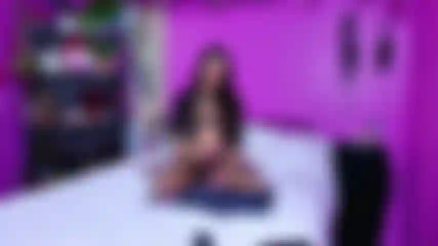 Il cuck dei piedi mi tiene il piede mentre sborro su un cazzo più grande e migliore.