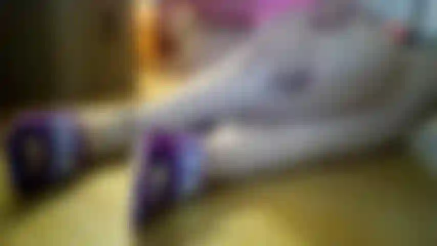 Una che si masturba con i piedi di MindySueLove, una ragazza asiatica con i tacchi alti, una feticista.