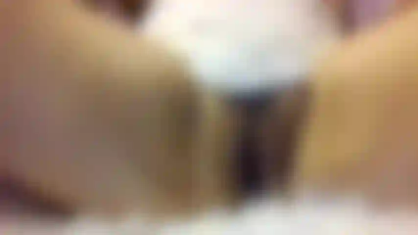 MindySueLove, che si scopa la sua fica stretta, cremosa e bagnata, piena di sperma, da molto vicino.