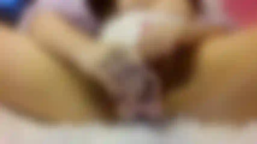 Gioca con la figa della tua bambola del sesso asiatica e fai vibrare la sua fica.