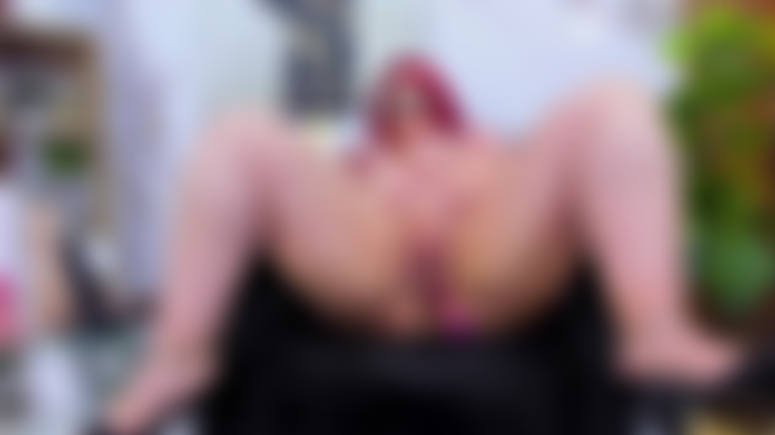 Che gioca con il suo dildo e le sue dita.