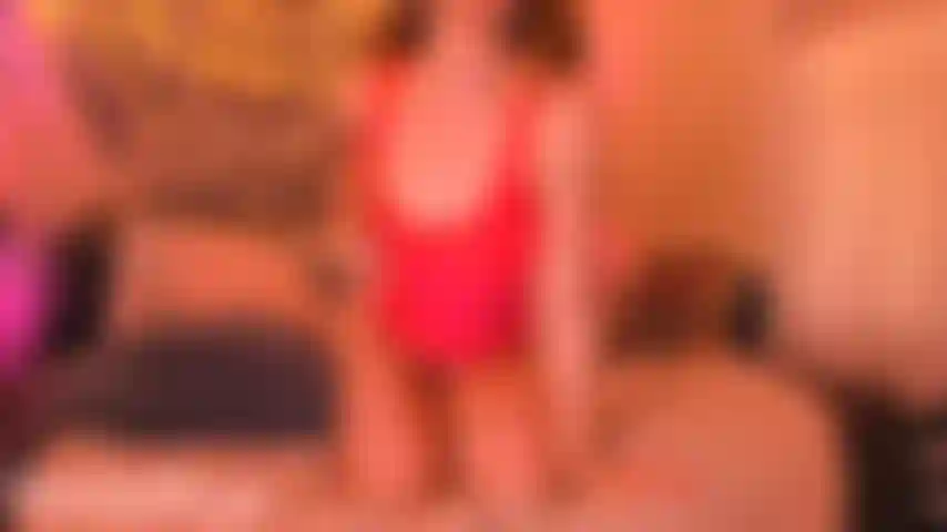 Mi scuoto le tette e mi strofino la figa per far venire il tuo enorme cazzo per me.