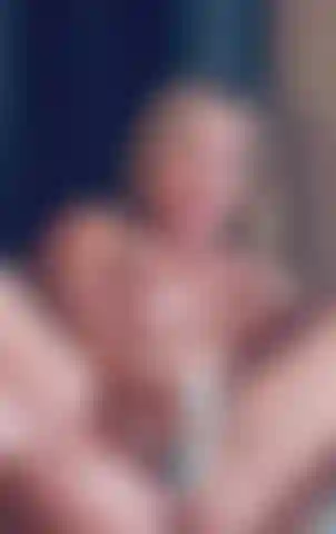 Scopando quel giocattolo in profondità.