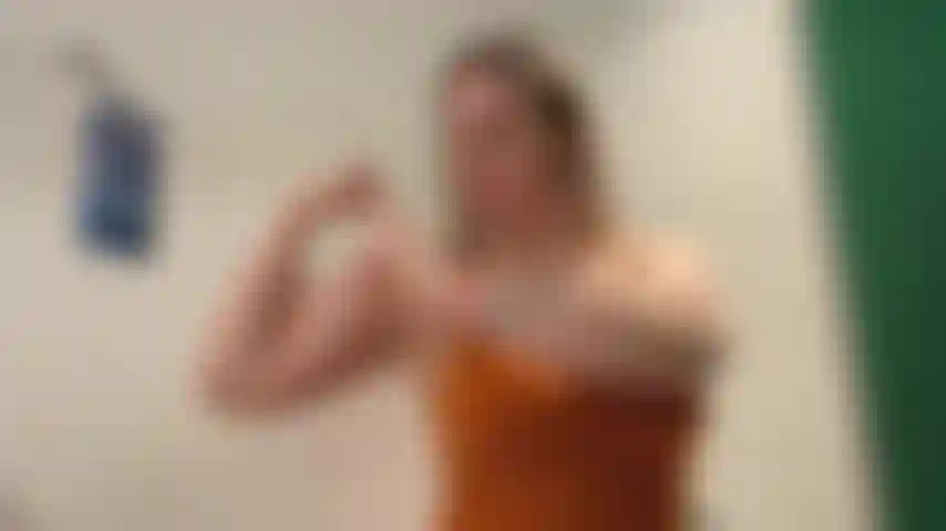 Flettendo i miei muscoli, spremendo una banana.