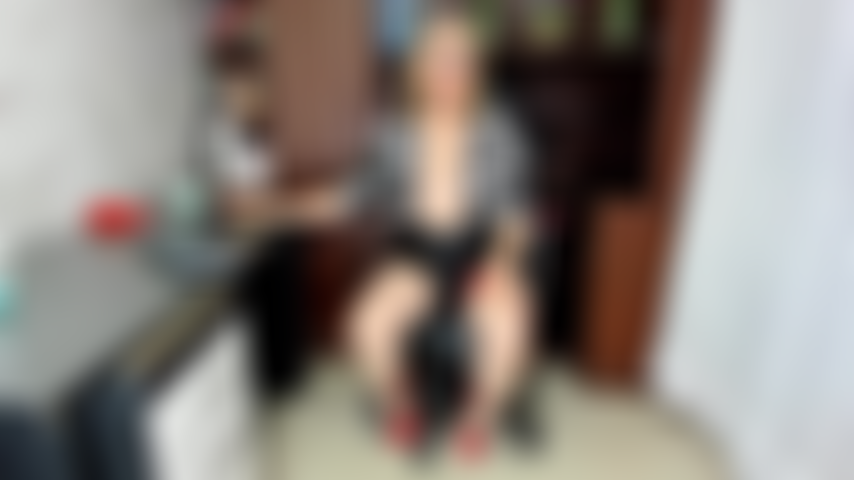 Mi masturbo nell'ufficio del mio capo.