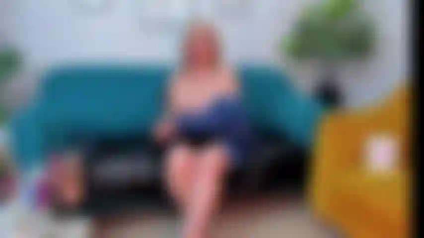 Si masturba sul divano.
