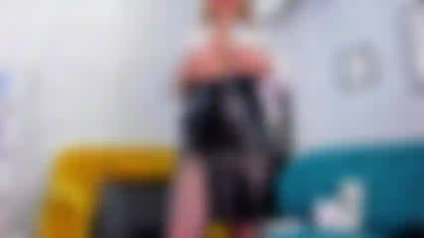 Scopo_con_le_calze_sul_mio_divano.